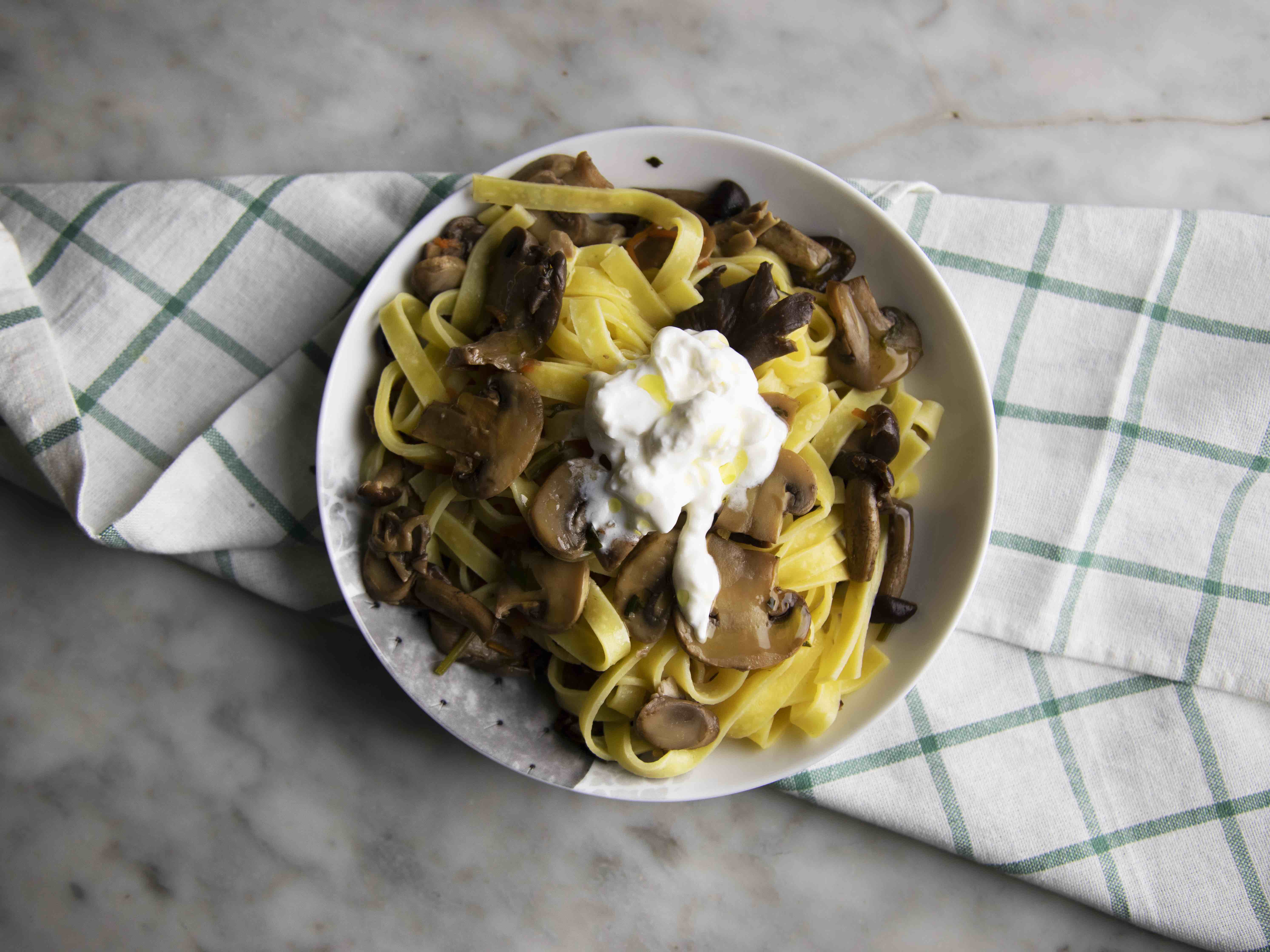 Tagliatelle con sugo ai funghi e stracciatella