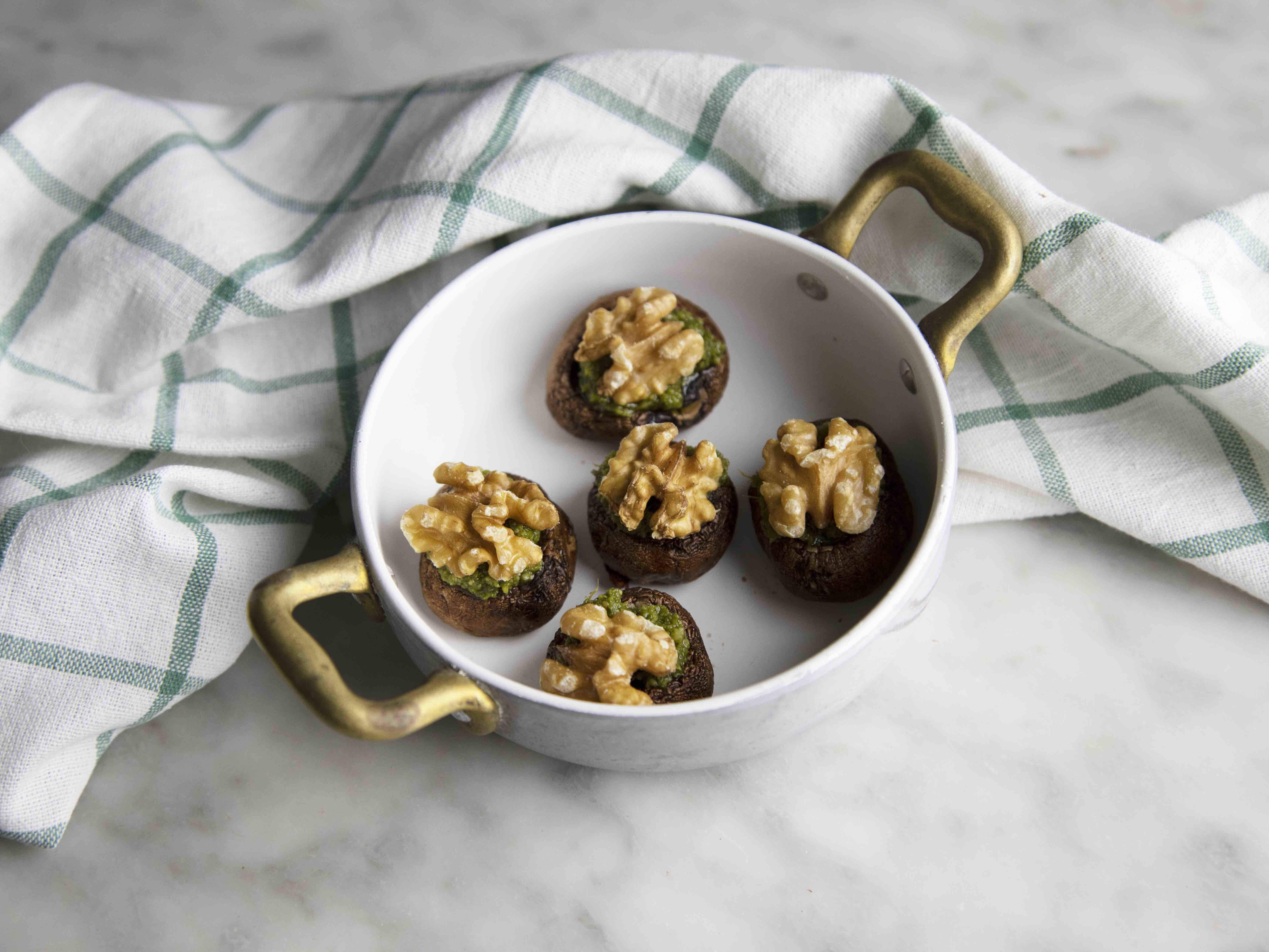 Champignon ripieni con pesto e noci