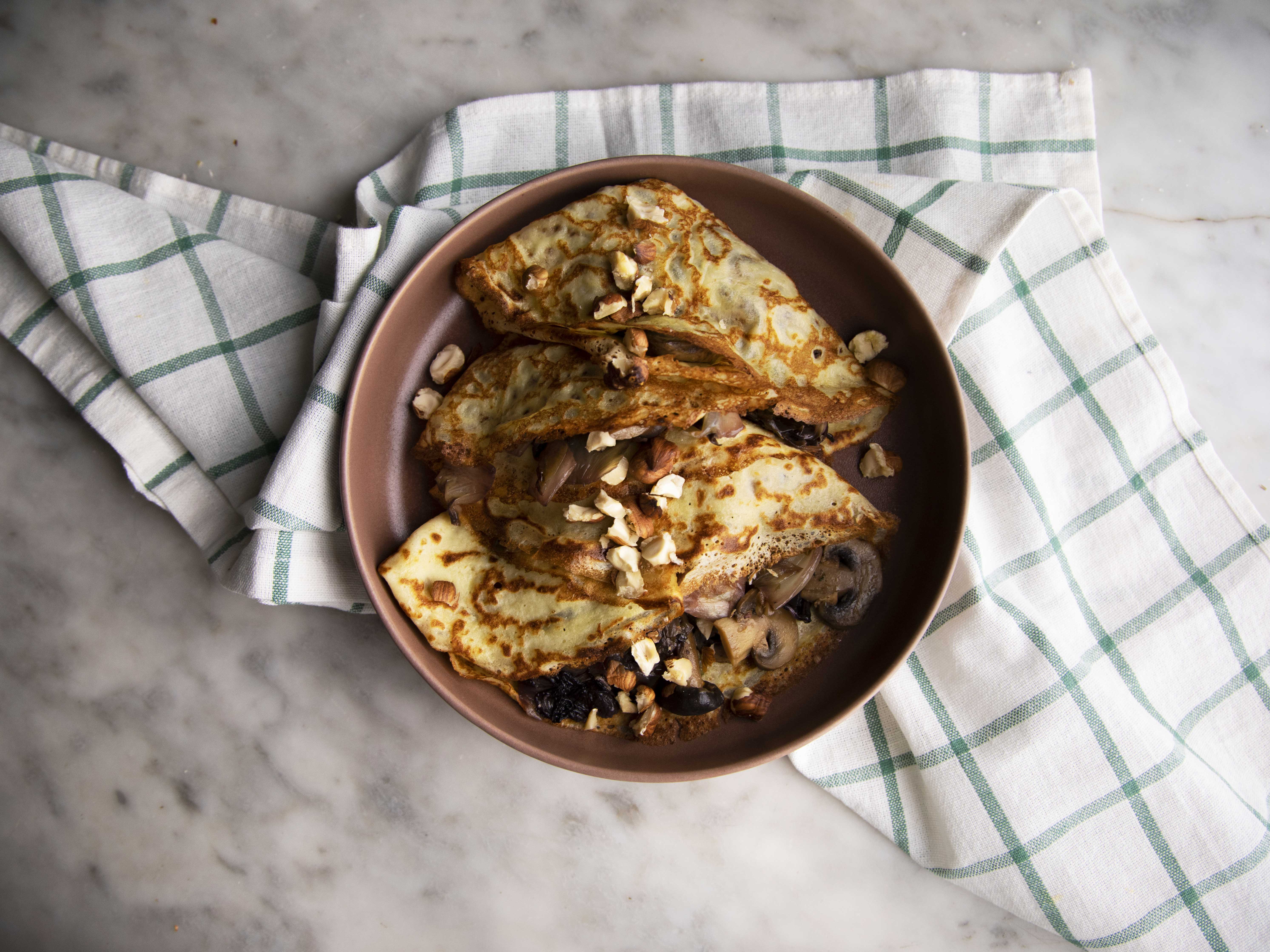 Crespelle ai funghi con radicchio e nocciole tostate