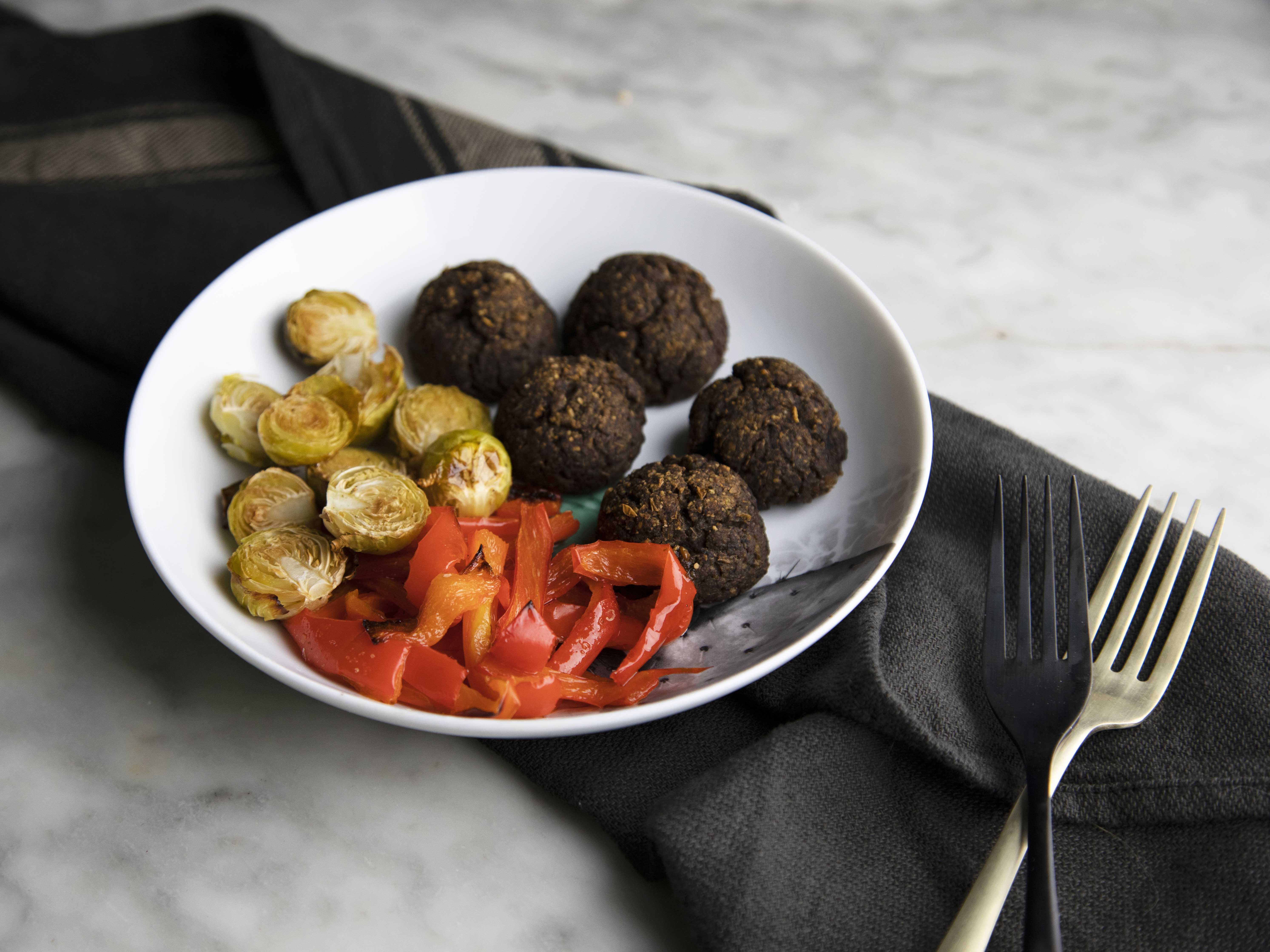 Polpette vegane al forno con verdure arrostite