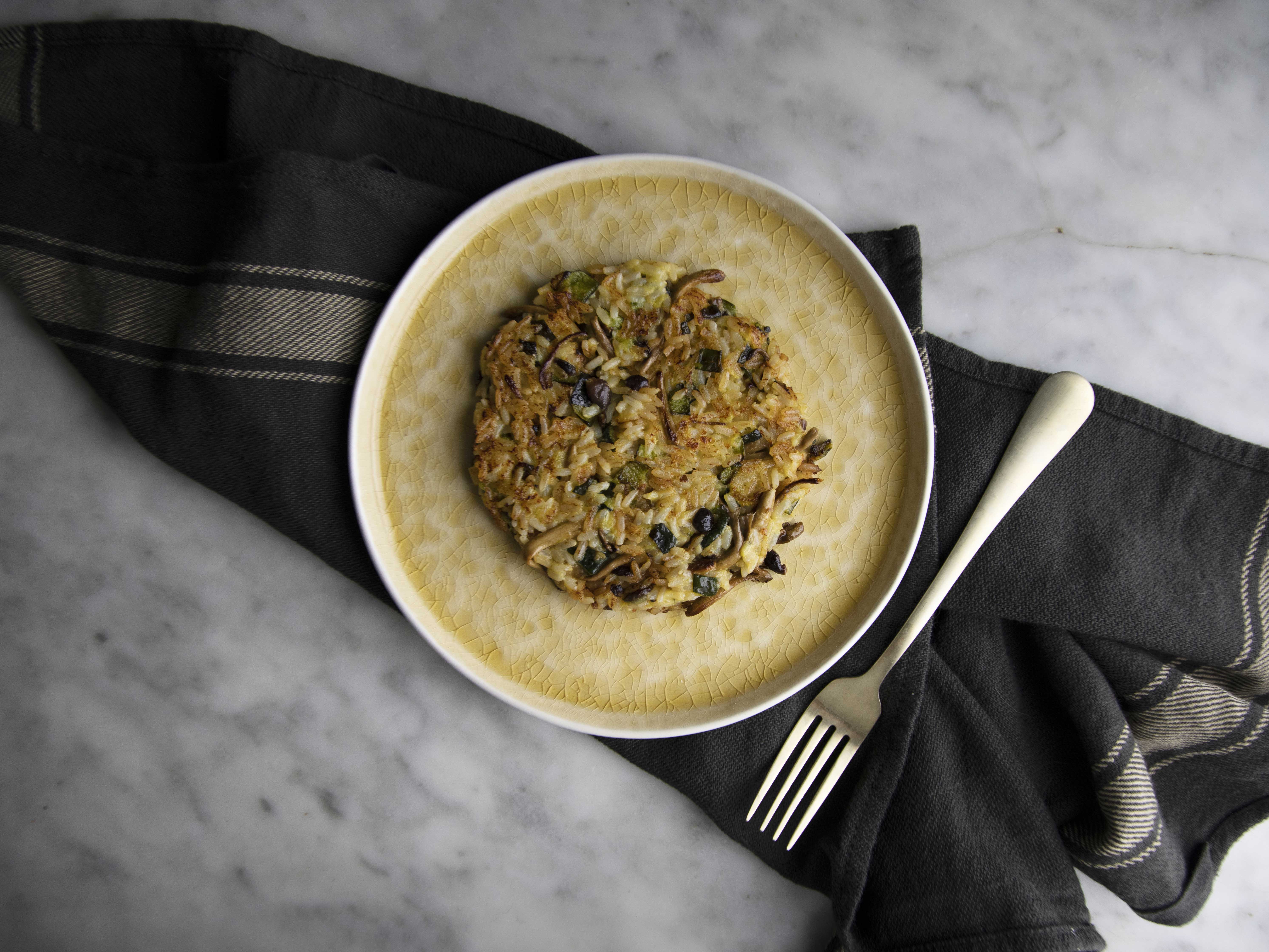 Riso al salto con funghi e zucchine