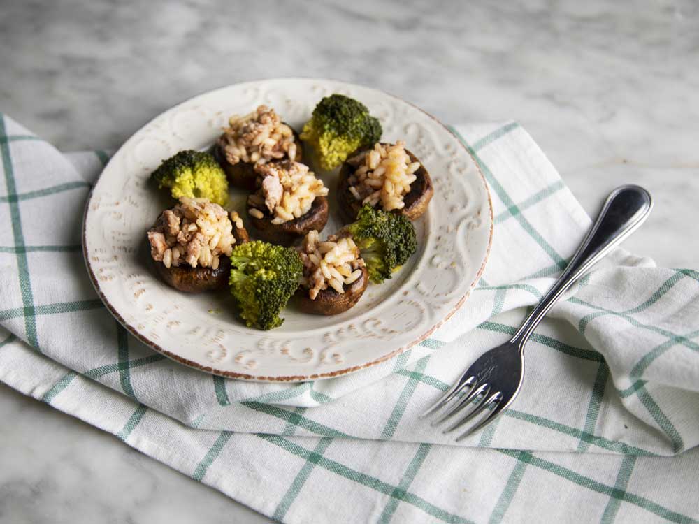 Cappelle di funghi ripiene di riso con salsiccia e broccoletti