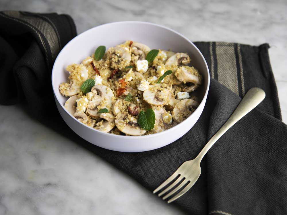 Insalata di funghi e feta con quinoa e pomodori secchi