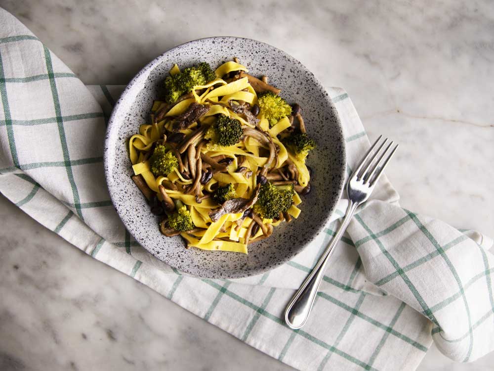 Tagliatelle ai funghi con broccoli e alici