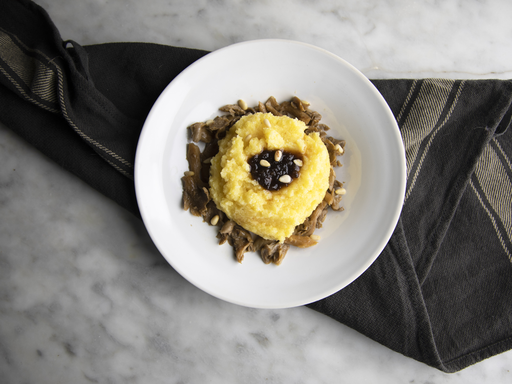 Polenta e funghi con cipolle caramellate e pinoli