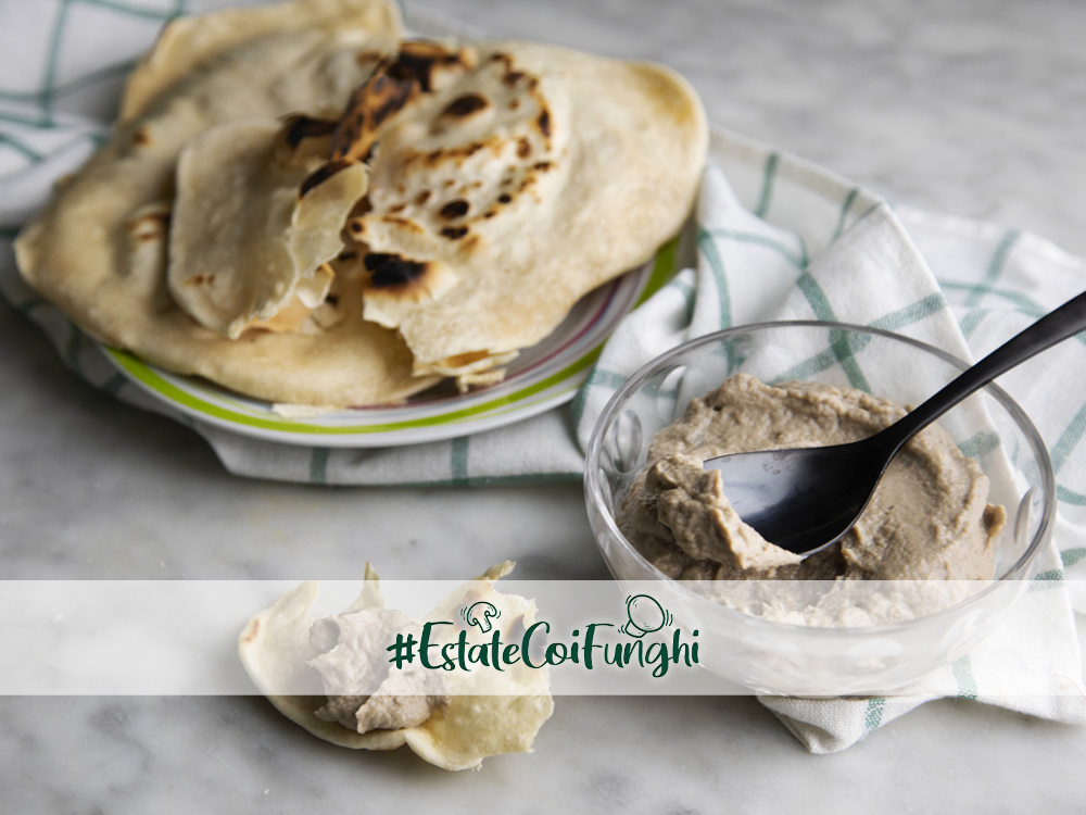 Pane in padella con mousse di funghi champignon