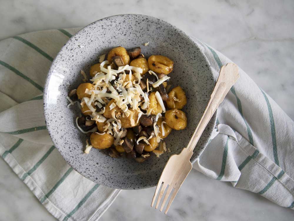 Gnocchi di zucca con funghi trifolati e provola affumicata