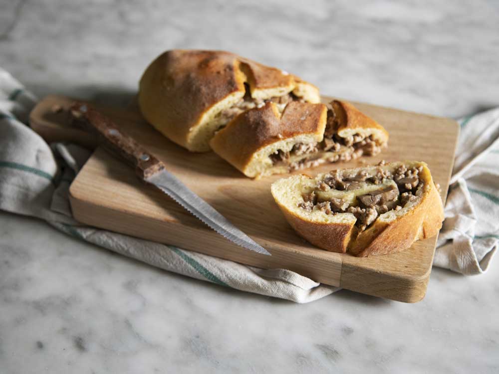 Strudel di pane ripieno di carne con funghi