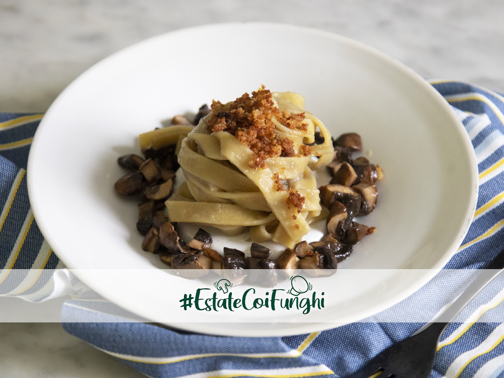 Tagliatelle ai funghi con crema di cipolle e briciole di pane