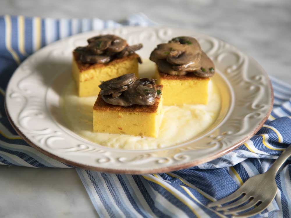 Torta di patate con fonduta e funghi trifolati