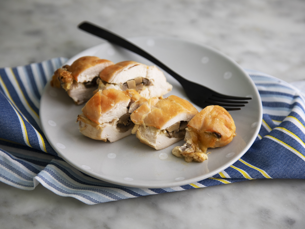 Petto di pollo ripieno con funghi champignon e mozzarella