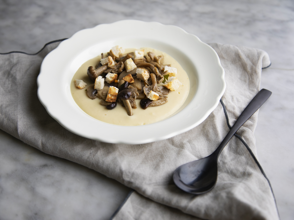 Polenta tiepida di ceci e funghi con pane tostato