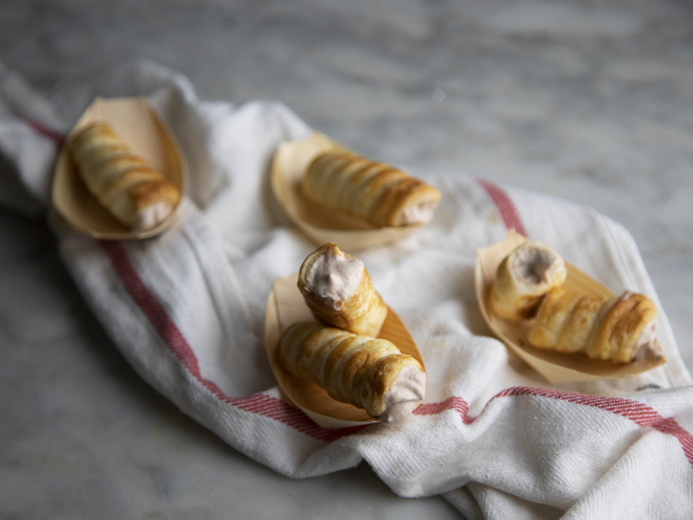 Cannoncini salati ripieni di mousse ai funghi champignon