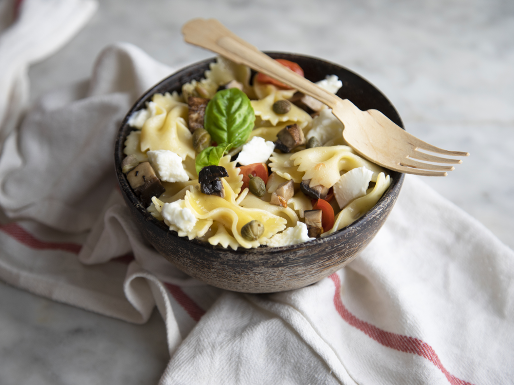 Farfalle con pomodorini, mozzarella, funghi grigliati e capperi