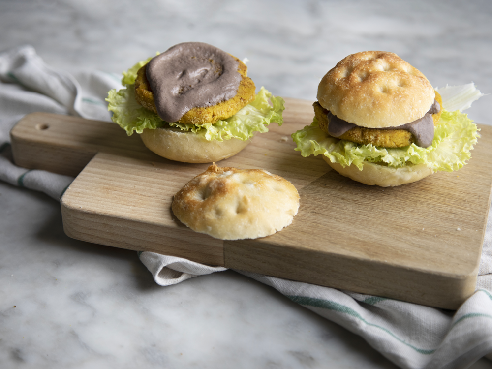 Focaccine farcite con crema di funghi vegan, burger di ceci e insalata