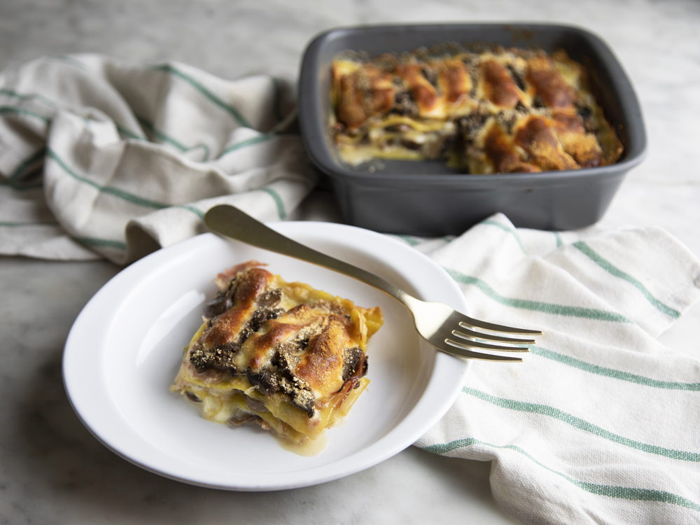 Lasagne bianche ai funghi con prosciutto e provola