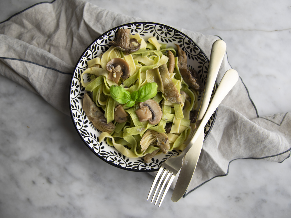 Tagliatelle paglia e fieno con funghi e carciofi