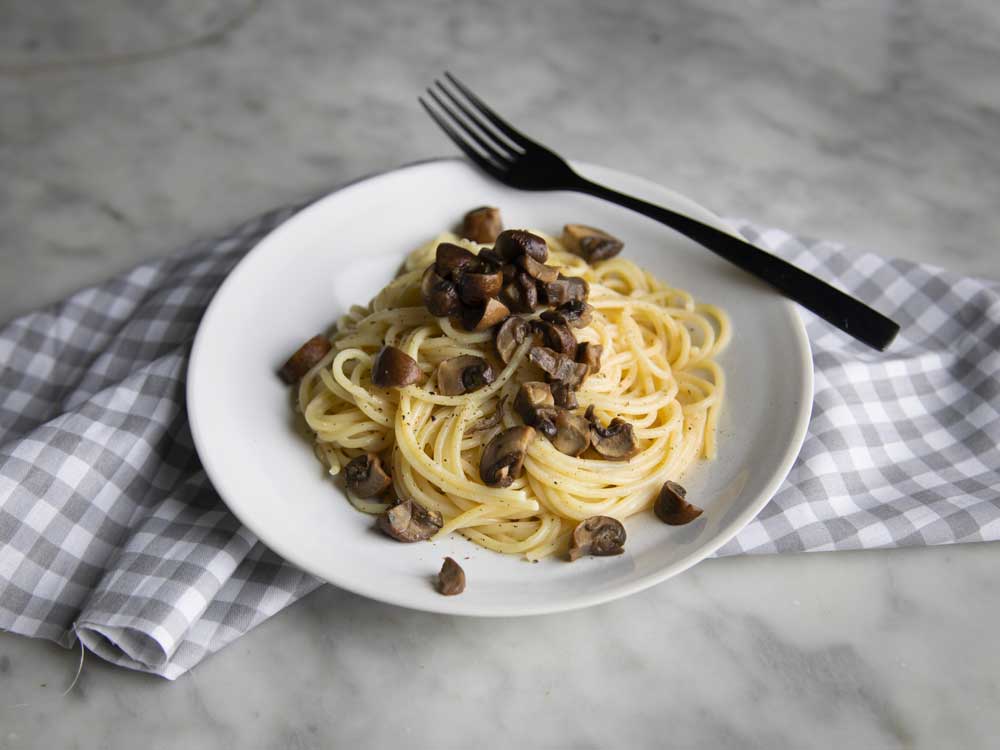 Pasta cacio, pepe e funghi